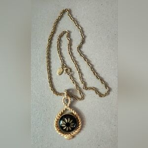 Elegant Gold Pendant Necklace